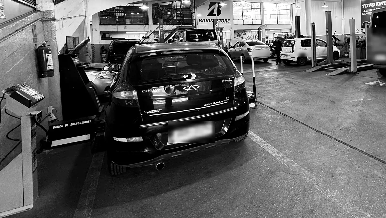 Banco de pruebas de suspensión en el taller AVANCE