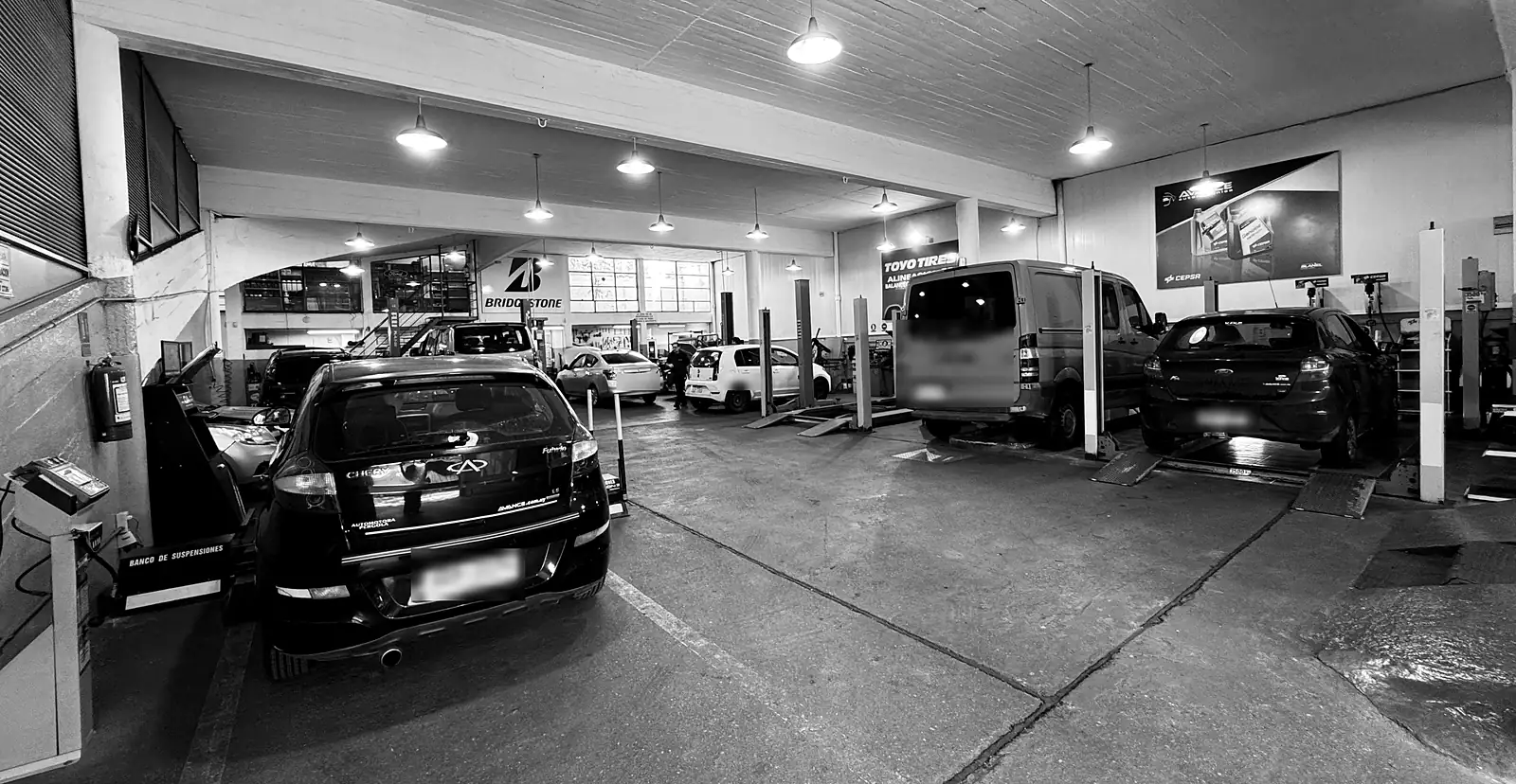 El piso del taller AVANCE, con autos en servicio