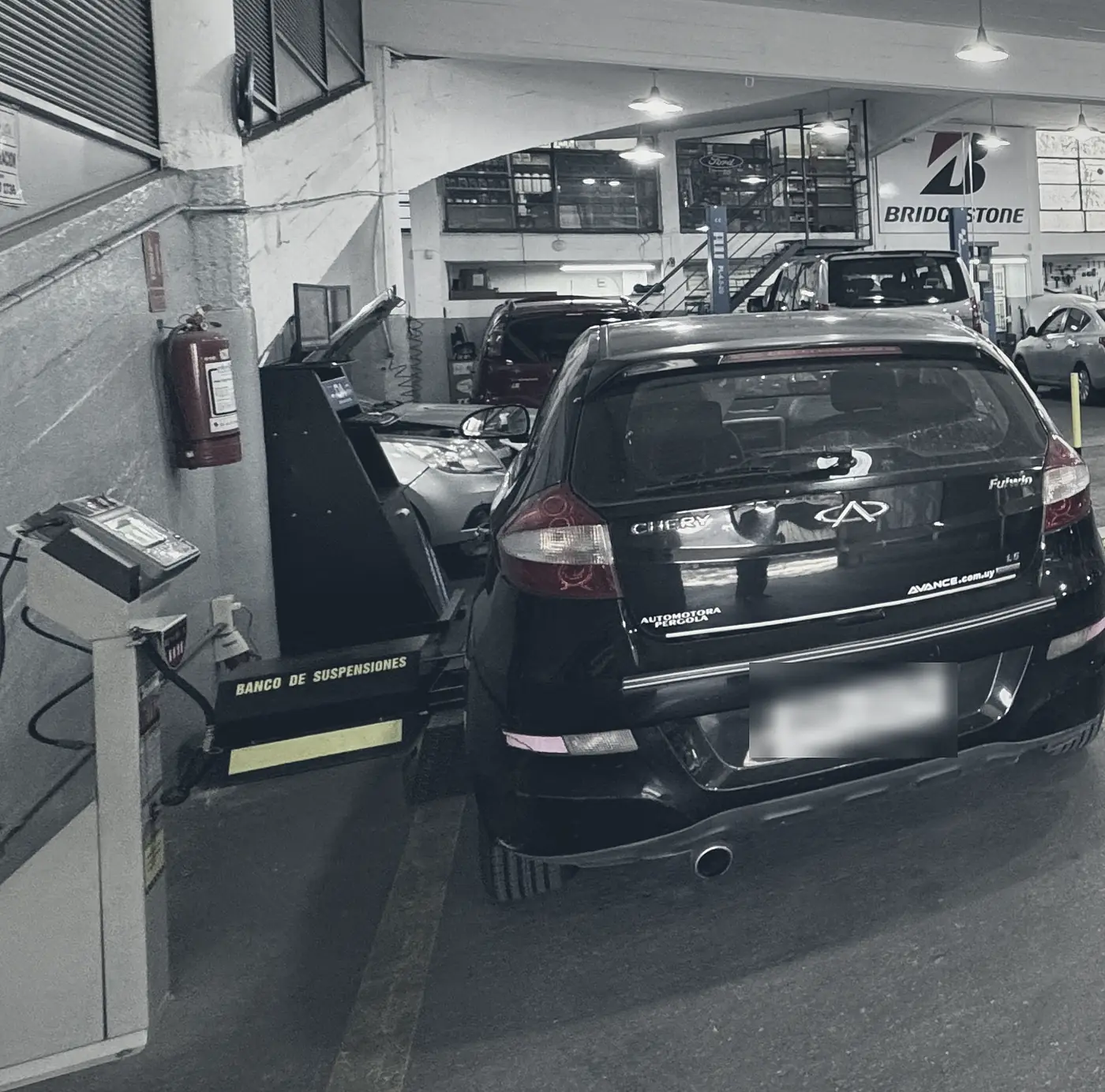 Banco de pruebas de suspensión con un auto en ensayo