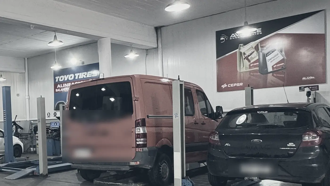 Utilitario y auto en los puestos de trabajo del taller