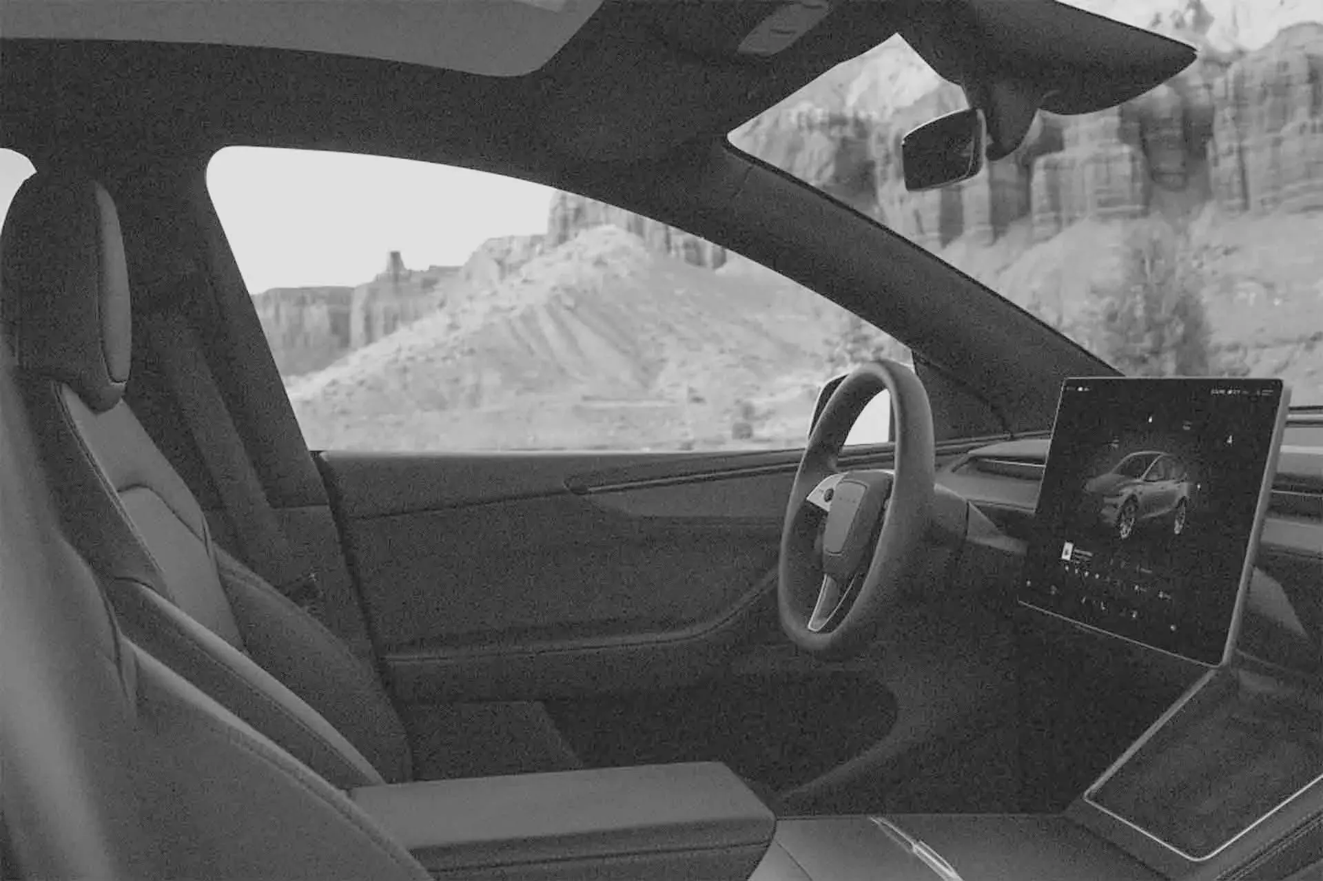 Interior de un vehículo eléctrico con pantalla central y volante